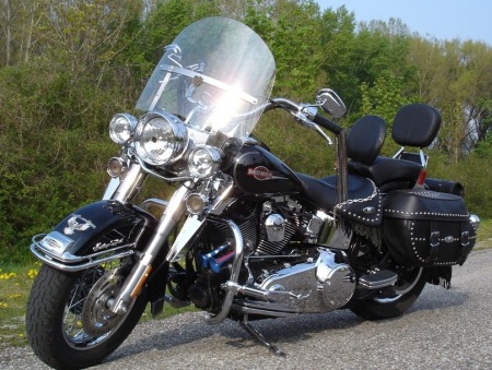 die Fahrerlehne gibt es nicht mehr und das Emblem ist nun verchromt mit Steinen