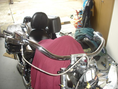 der Lenker ist drauf, nun müssen die Bremsleitungen verlegt werden ohne diese zu kürzen